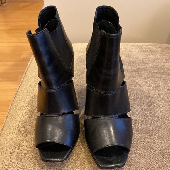 BCBG black heeled open toe 4 1/4 inch heel - Picture 2 of 6